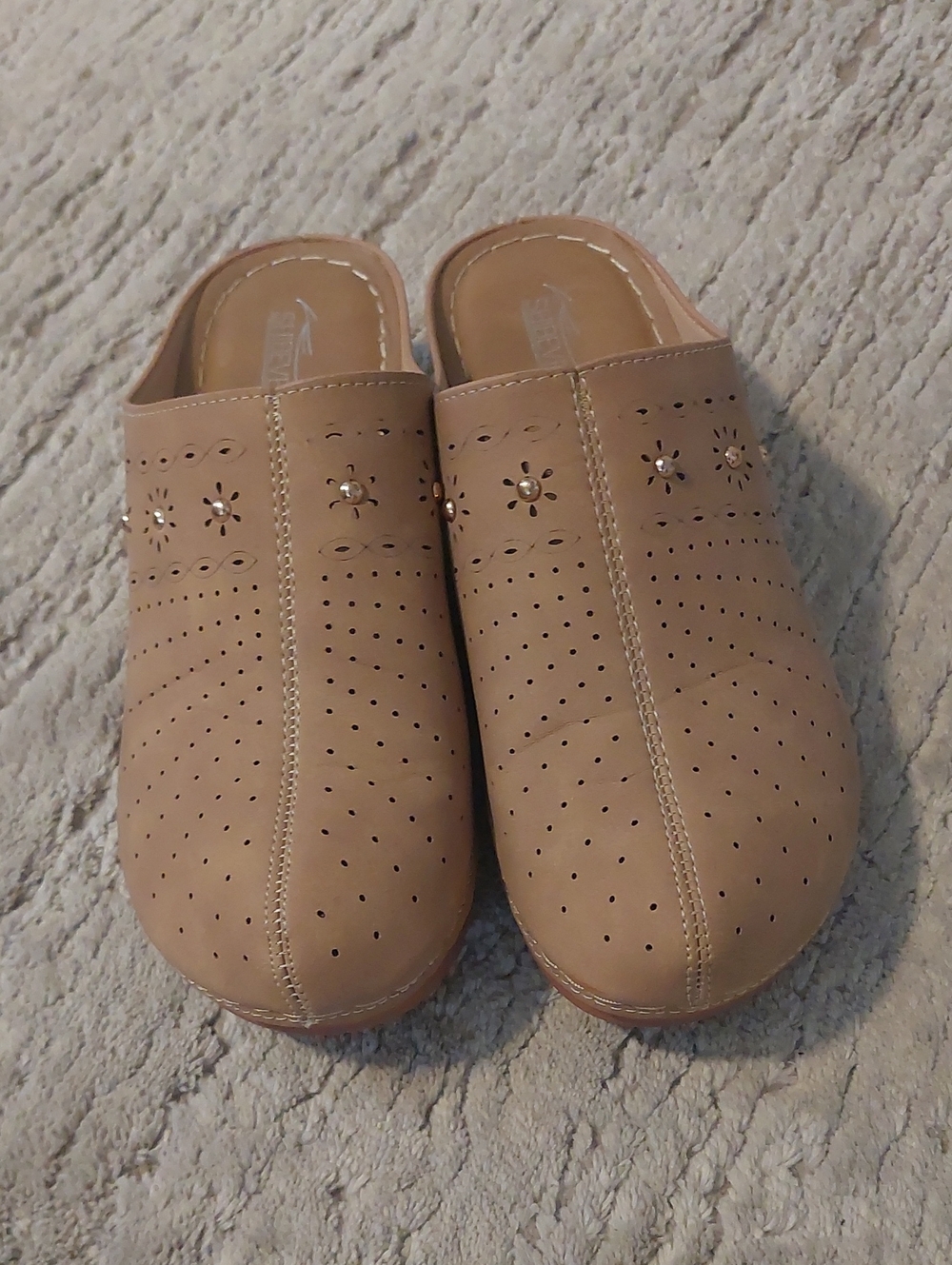 Comfortable Women’s Slip-On Clogs in Tan